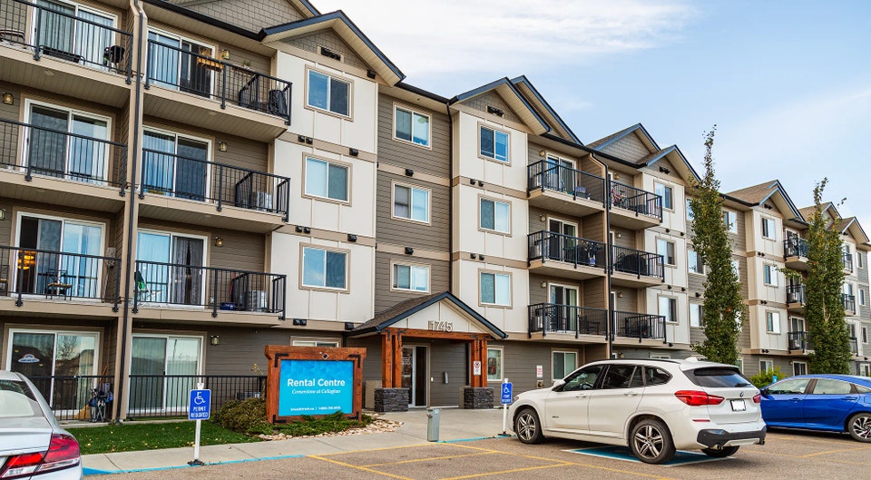 Pet-Friendly Three Bedroom One Bath with In-suite Laundry for Re 2