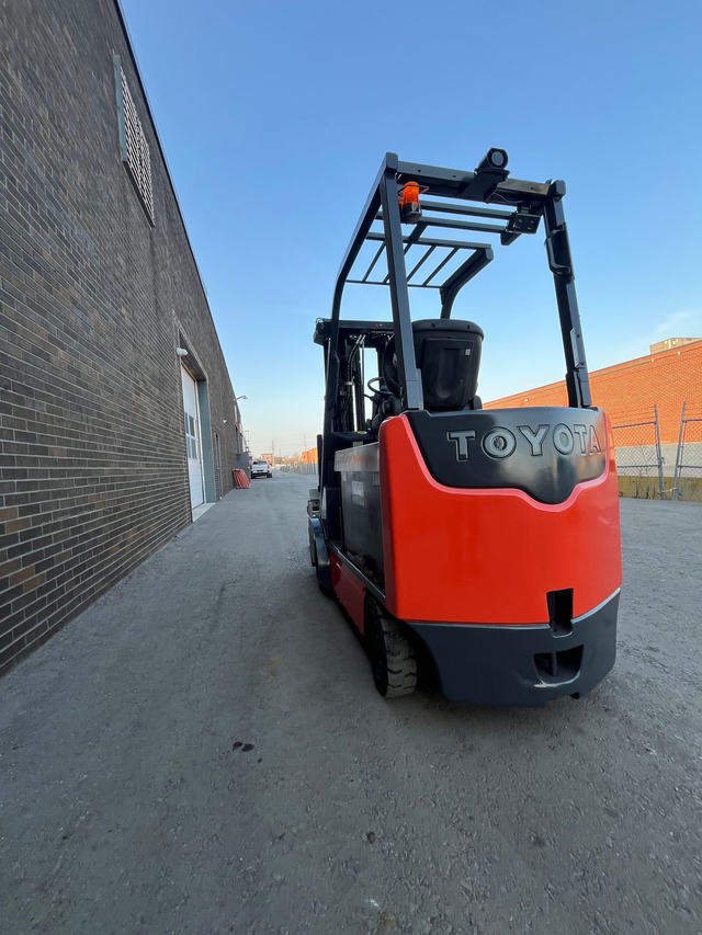 TOYOTA 6500 LBS CAP ELECTRIC FORKLIFT 4 STAGE w single double at in Heavy Equipment in Mississauga / Peel Region - Image 8