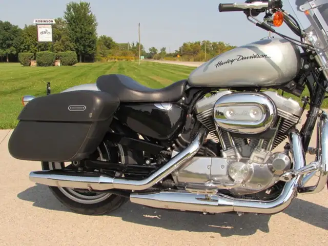 2014 Harley-Davidson XL883L Sportster SuperLow 1 Owner, ONLY 14, in Sport Touring in Leamington - Image 9
