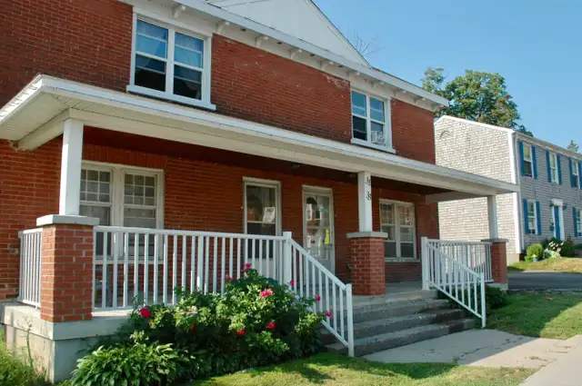 Upper Level 1-Bed Steps from Downtown Belleville