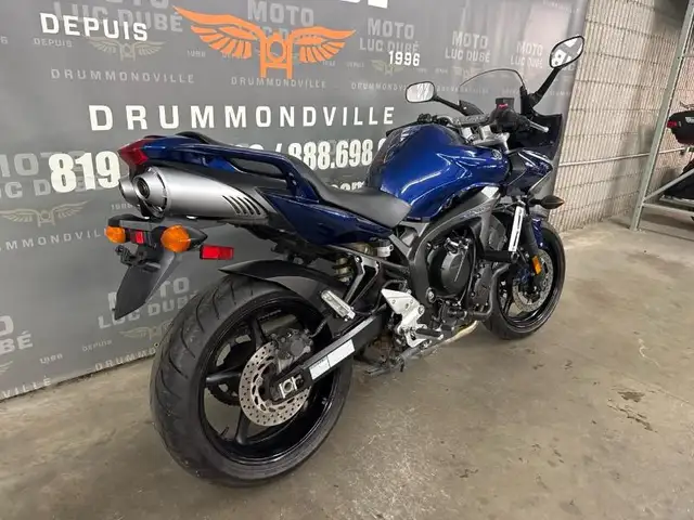 2009 Yamaha FZ6 in Sport Bikes in Drummondville - Image 5