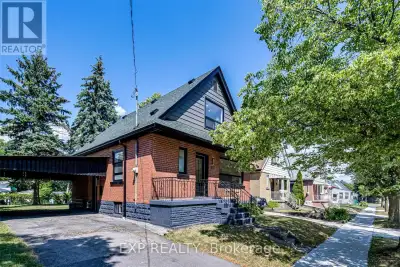 4 Bedrooms, 2 Bathrooms, and In-Suite Laundry. This Bright and Spacious Unit Features Generous Bedro...