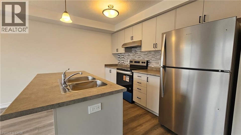 395 BENNINGER Drive Kitchener, Ontario 4