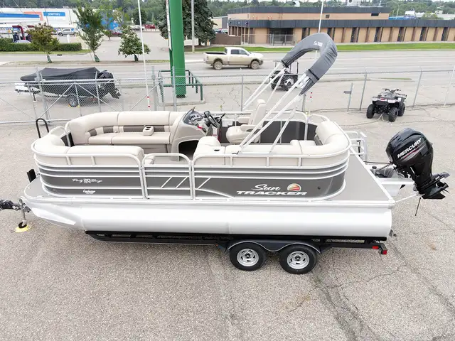 2020 Sun Tracker Party Barge 20 DLX -used pontoon boat in Powerboats & Motorboats in Prince Albert - Image 4