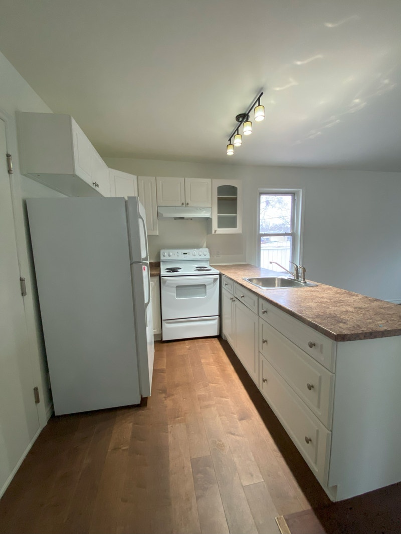 Cozy & bright central location just North of Lansdowne St W! Long