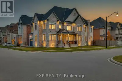 This corner-lot residence is a designers dream. It perfectly balances luxury, modern technology & na...