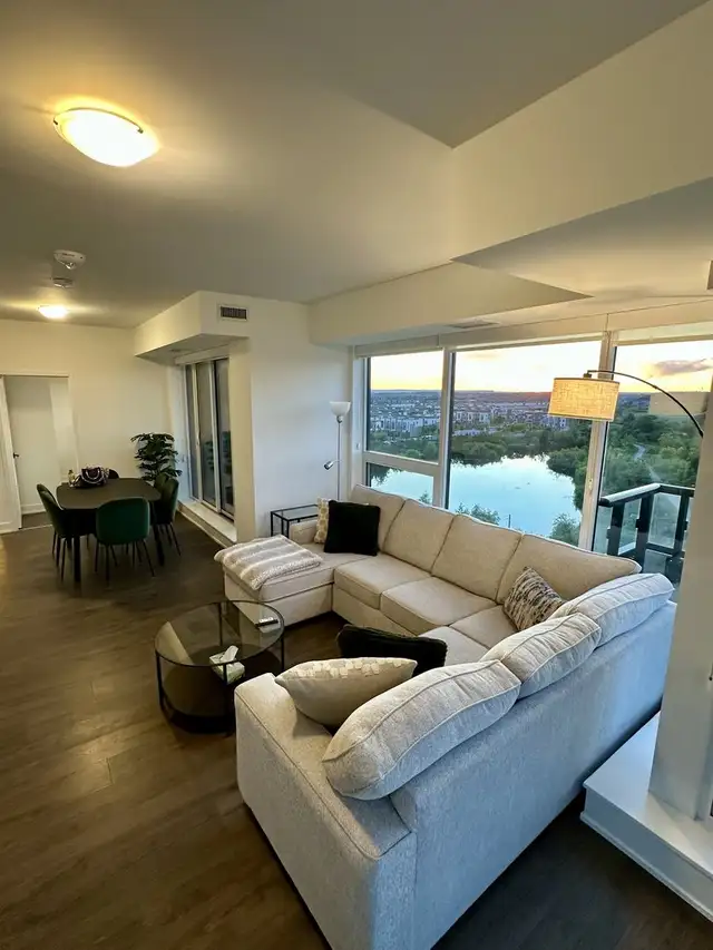 2 BR condo in Oakville - Walk to Everything!
