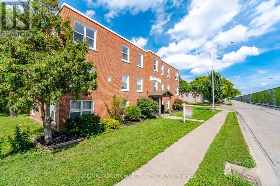 5 - 133 NORTH SERVICE ROAD E Oakville (CP College Park), Ontario 2