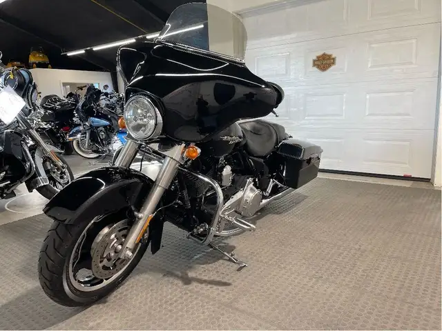 2009 Harley-Davidson Street Glide CANADIAN HARLEY/LOW KM/SERVICE in Sport Touring in North Bay - Image 5