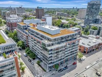 Welcome to Central 2 Condos located in the heart of Centretown. This spacious 1 Bed + Den CORNER UNI...