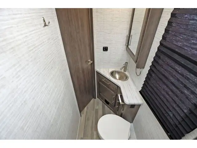 2024 Entegra Coach Qwest SE 24L + Moteur Mercedes Diesel in RVs & Motorhomes in Laval / North Shore - Image 25