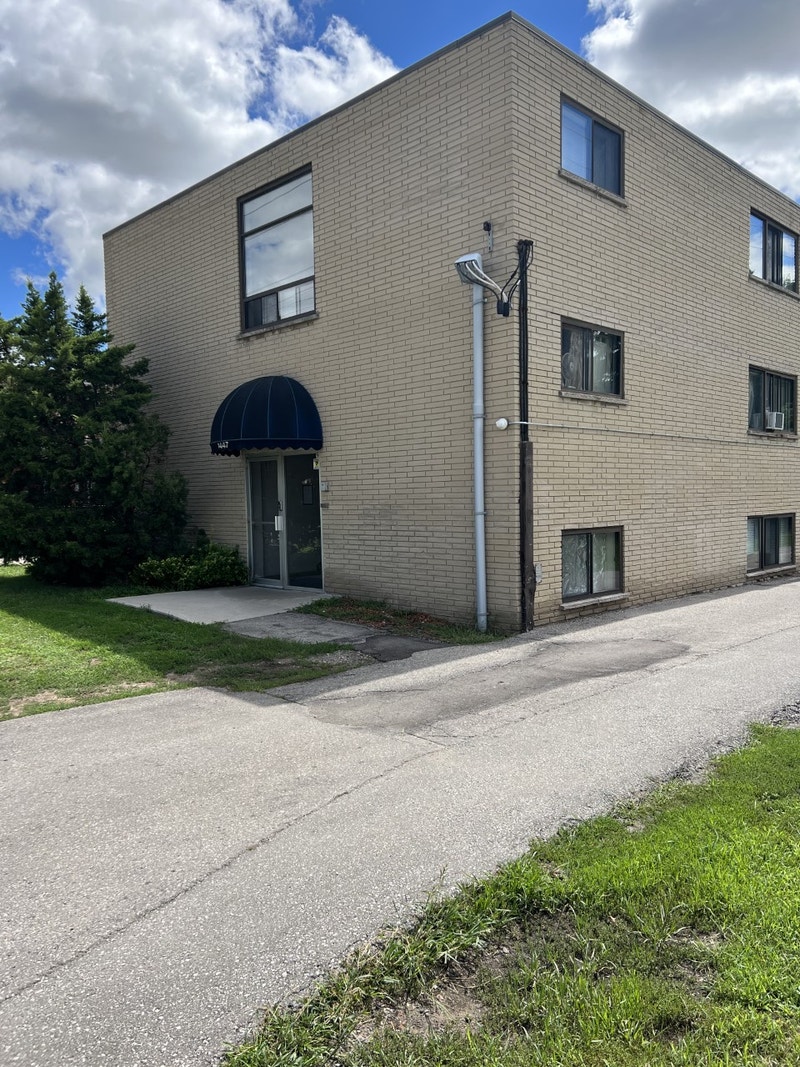 1 BED 1 BATH. 1095/MTH PLUS HYDRO MAY 15 ( NO PARKING ) Long Term Rentals London Kijiji