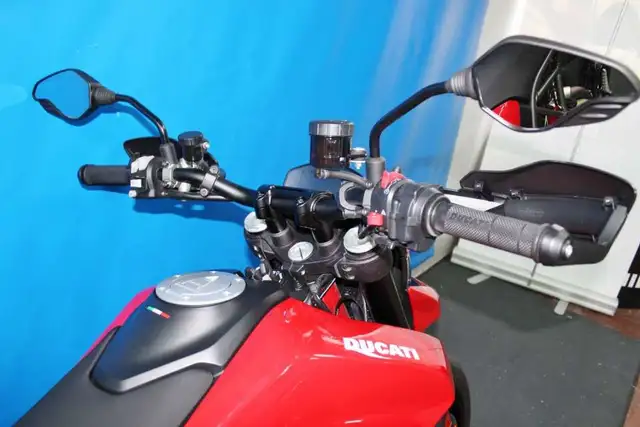 2020 Ducati Hypermotard 950 in Sport Bikes in City of Montréal - Image 9