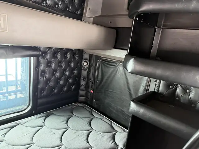 2018 KENWORTH T800 in Heavy Trucks in Kamloops - Image 23