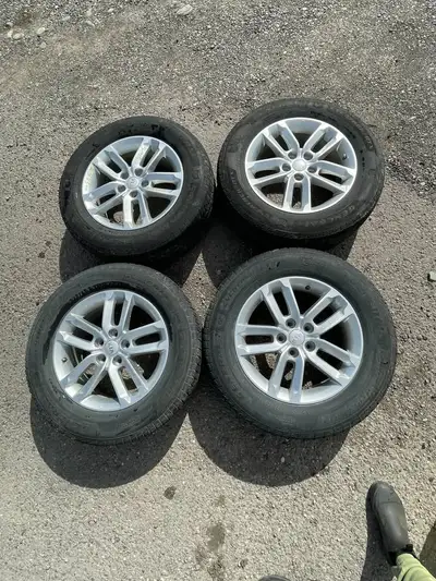 235/6517 Set of 4 rims and tires that came off from a 2015 KIA SORENTO . *Tire Size: 235/6517 *Seaso...