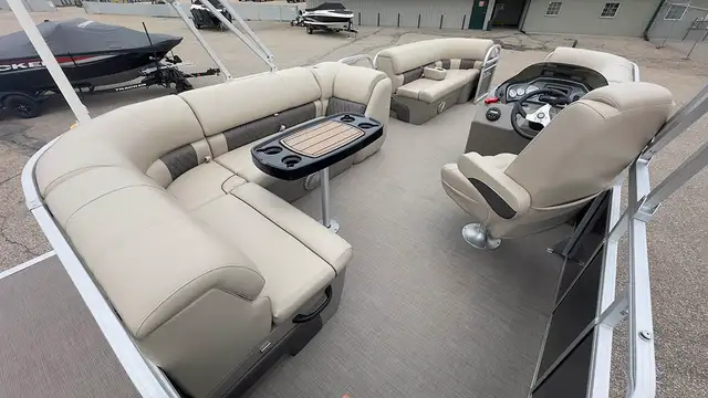 2020 Sun Tracker Party Barge 20 DLX -used pontoon boat in Powerboats & Motorboats in Prince Albert - Image 18