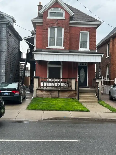 1 Bedroom Apartment in Triplex – TV & Cable Included Available June 15 or July 1 Bright and spacious...