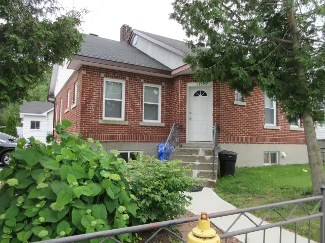 FOR RENT MAIN FLOOR OF HOME NEAR DOWNTOWN & COLLEGE BOREAL