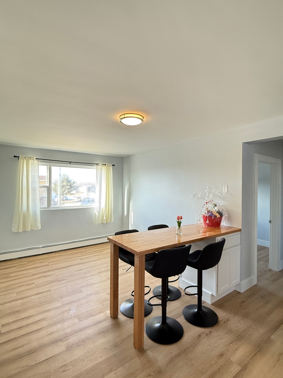 Bright & Renovated 3-Bedroom Apartment Sydney, Great Location 3