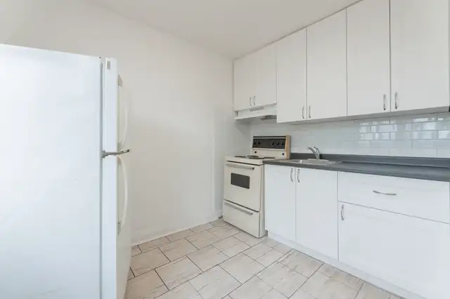 Recently Renovated clean one bedroom 10 minute walk to subway62863312242178123