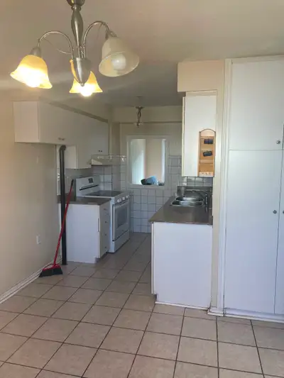 3 BEDROOM TOWNHOUSE FOR RENT IN BRAMPTON OPPOSITE TO BRAMALEA CITY CENTRE MALL , MAIN INTERSECTION D...