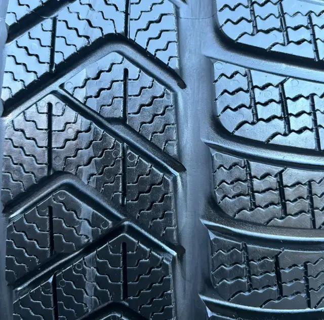 (NEW) 2x 255/35R19 Pirelli Winter Sottozero3 Winters in Tires & Rims in City of Toronto - Image 4