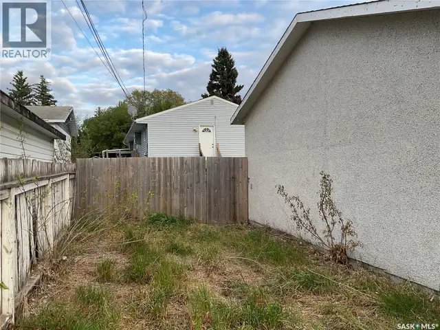302 Dunlop STREET Saskatoon, Saskatchewan in Houses for Sale in Saskatoon - Image 25