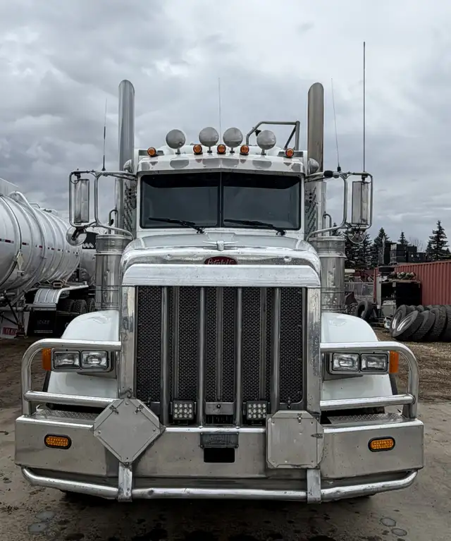 2014 PETERBILT 367 22,000L Sleeper Tank Truck in Heavy Trucks in St. Albert - Image 3