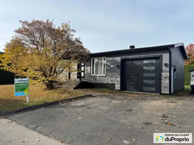 Bungalow rénové et situé dans un quartier tranquille, près de tous les services. Bon voisinage. À 2...