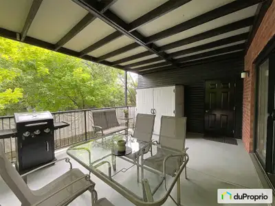 Superbe condo à aire ouverte au premier étage offrant une grande terrasse privée et deux stationneme...