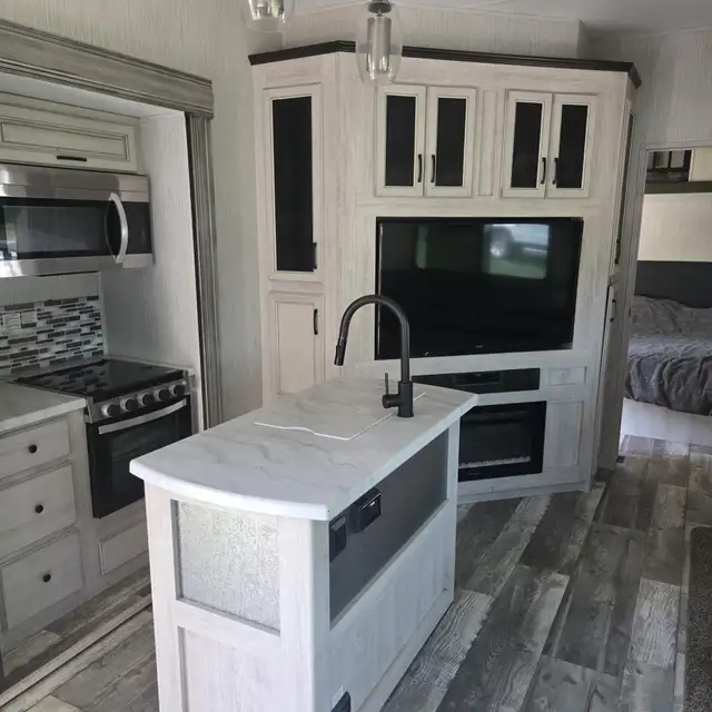 2023 SIERRA 3440BH-LUXURIOUS 2 BEDROOM LOFT,1.5 BATH,FINANCING! in Travel Trailers & Campers in Ottawa - Image 17