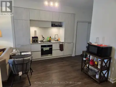 Immaculately kept, one bedroom and den ( can be used as an additional sleep area ) 634 sq ft per bui...