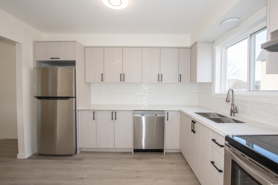 **NEWLY RENOVATED** 3 BEDROOM HOUSE IN WELLAND!! Long Term