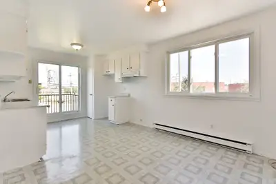 TRÈS GRAND 3 1/2 LONGUEUIL DISPO MARS, View more