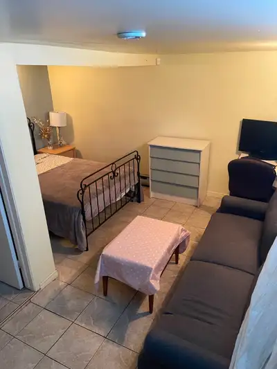 Petite maison à étage avec jardin et juste une fille. Libre immédiatement, à moins de 1 Km de l'UQO...