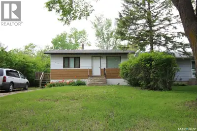 Revenue property available, two suites for the price of one! This home is an upstairs/downstairs dup...