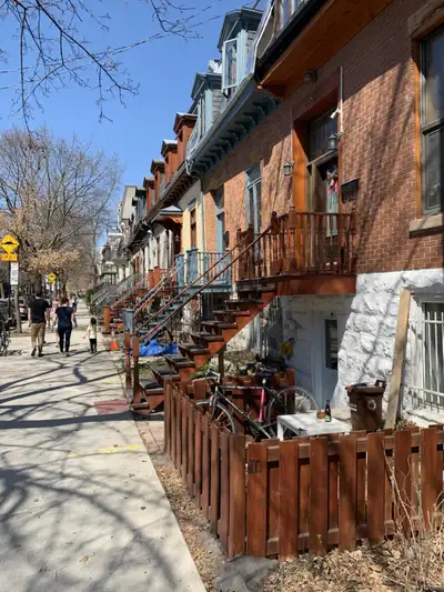 Plateau Mont Royal, Avenue Laval angle Roy 5/2 620 pieds carrés.