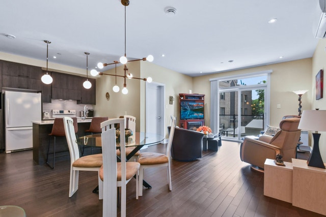 ** LUXUEUX CONDO HAUT DE GAMME AVEC GARAGE ** — photo 2