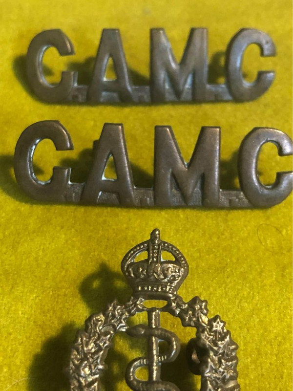 World War I Canadian Army Medical Corps shoulder titles, badge dans Art et objets de collection  à Lethbridge - Image 4