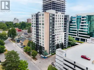 A stunning 4th floor condo, featuring 2 bed, 2 baths in the heart of the city, walking distance to a...