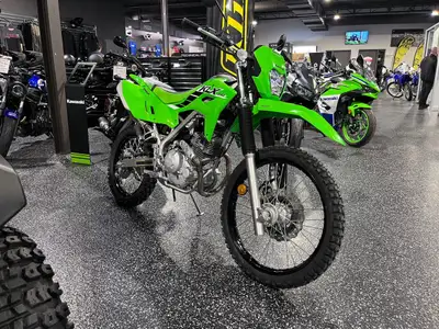 CARACTÉRISTIQUES SUPPLÉMENTAIRES DU VÉHICULE: Démarrage électrique pratique Contact et bouchon de ré...