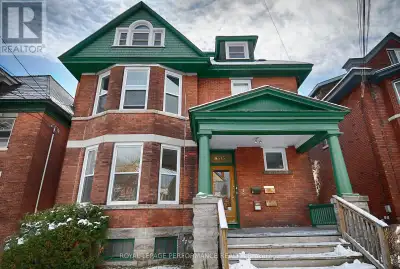 Welcome to 66 Delaware Avenue, Golden Triangle Ottawa! In an area with easy access to winter and sum...