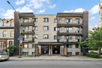 Well-located unit just off Sainte-Catherine Street, steps from Concordia University and LaSalle Coll...