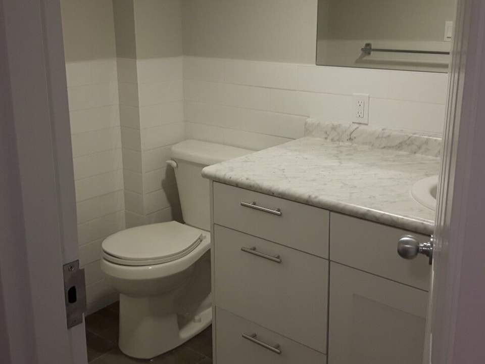 Prime Off-Campus Convenience at 36 Columbia Street West 4