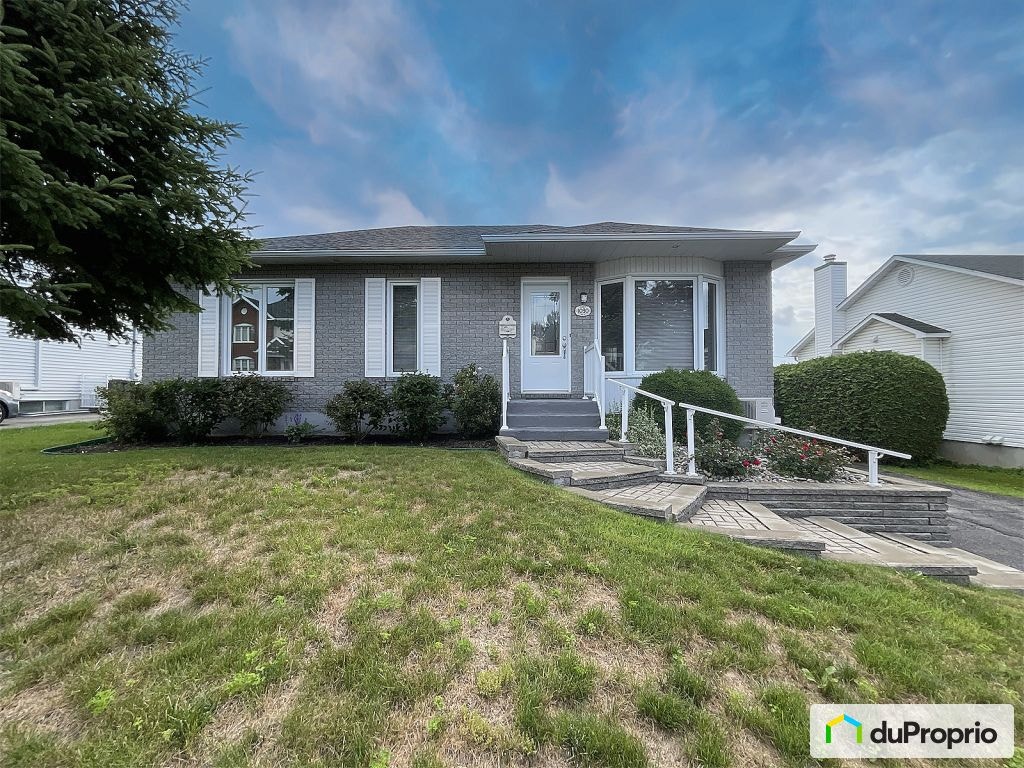 $469,000 - Bungalow for sale in Sherbrooke (Jacques-Cartier) — photo 1