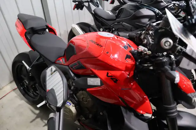 2024 Ducati Streetfighter V4 Red in Sport Touring in Edmonton - Image 3