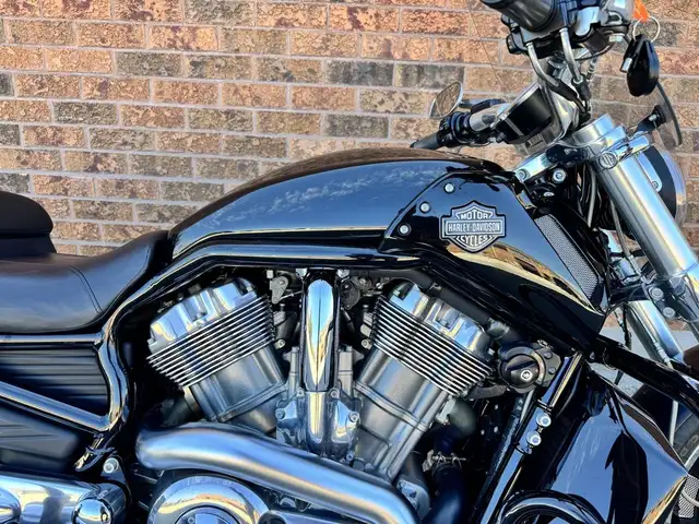 2010 Harley-Davidson V-Rod Muscle **LOW KMS** **EXTRAS** in Street, Cruisers & Choppers in Markham / York Region - Image 8
