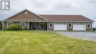 Luxury Custom Bungalow on 40 Acres with Private Lake, Pool & Exceptional Amenities Welcome to this e...
