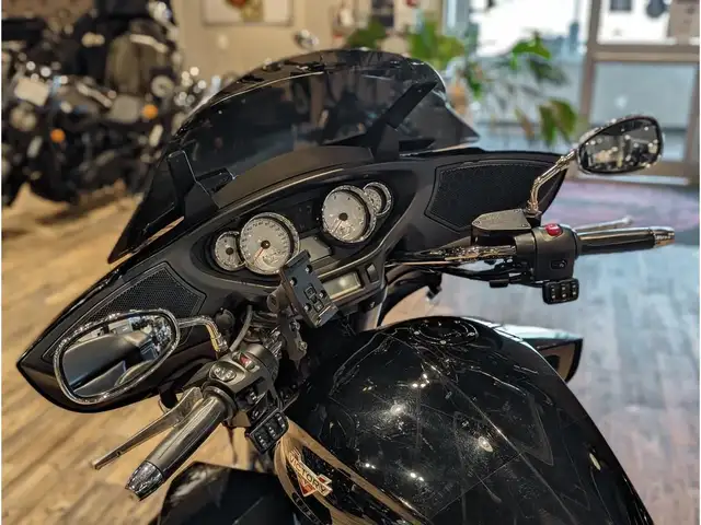 2016 Victory Motorcycles Cross Country Tour // Gloss Black in Sport Touring in Winnipeg - Image 9