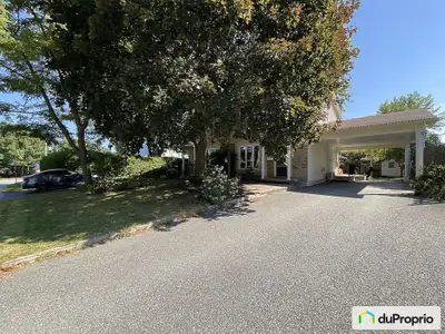 ** OFFRE D'ACHAT ACCEPETÉE ** Situé dans le secteur recherché de Fleurimont, ce charmant jumelé vous...